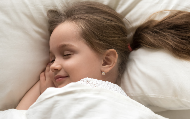 Nên xây dựng thói quen ngủ đúng và đủ giấc cho trẻ nhỏ
